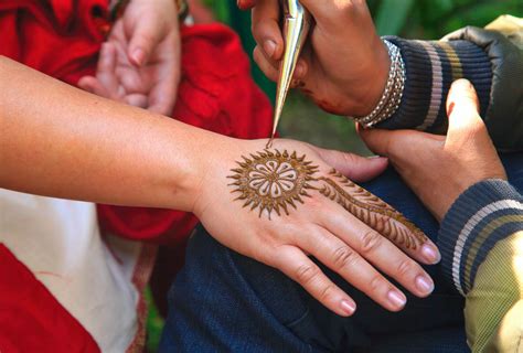 9 Stunning Henna Designs That Tell The Love Story Love Inc Maglove
