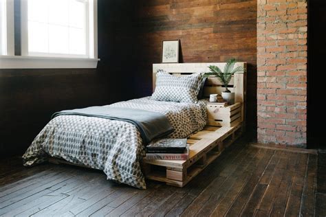 20 Wood Pallets For Bed