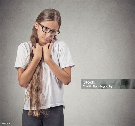 Kleine Süße Schüchterne Teenager Mädchen Hände Auf Brust Stockfoto Und Mehr Bilder Von Angst