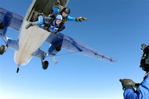 A tandem partnership is when two people meet for mutual language practice. TANDEM JUMP | Party-weekends.com