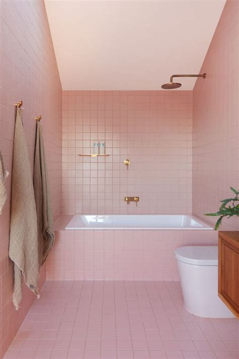 Ia mempunyai banyak kegunaan, salah satunya sebagai tempat sebelum itu terwujud, kamu perlu melihat beberapa desain bathtub minimalis berikut ini. 11 Kamar Mandi Minimalis dengan Bathtub, Kecil tapi ...