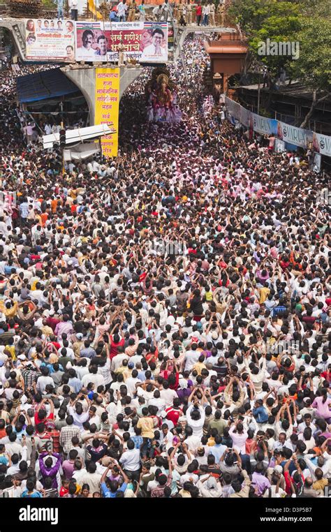 Ganesh Chaturthi Mumbai Crowd Hi Res Stock Photography And Images Alamy