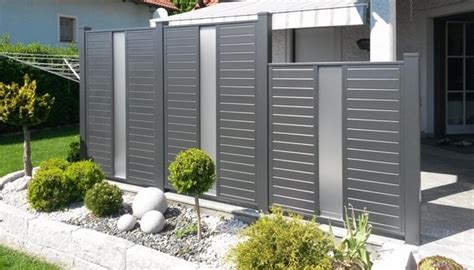 Unsere zäune aus polen zeichnen sich durch hohe qualität aus. Aluminum fencing ideas - stylish house exterior design