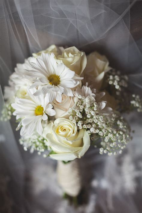 Diy White Bouquet With Daisies And Roses White Daisy Wedding Bouquet