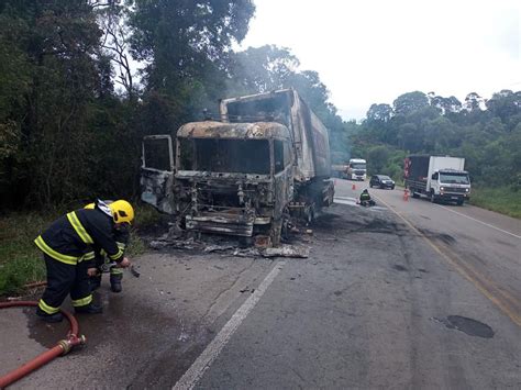 Carreta fica destruída pelo fogo na BR 470 Éder Luiz Notícias