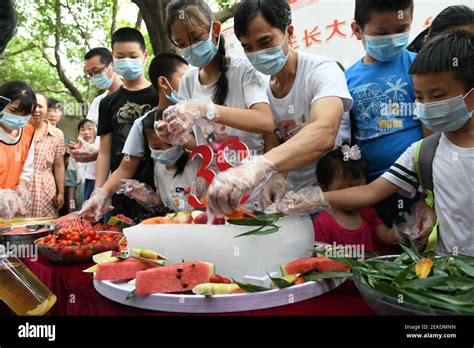 People Make A Cake For Xin Xing A 38 Year Old And The Worlds Oldest
