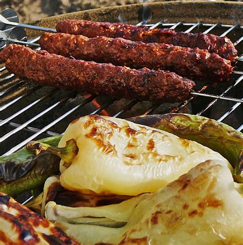 Du brauchst dafür nur wenige zuaten, adana spieße und einen grill. Adana Kebap / Hackfleischspieße von MeSsSILA | Chefkoch