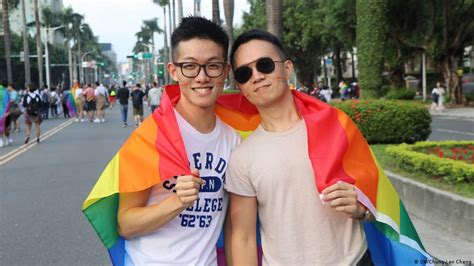 Chinas Weibo Reverses Ban On Gay Content After Outcry News Dw 16