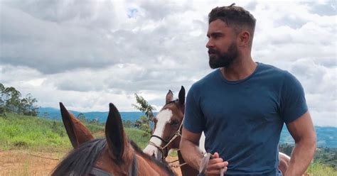 Cloud star's new beard—or wanna take a razor to his face? Zac Efron Beard Photos | POPSUGAR Celebrity