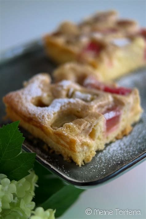 Sollte der kuchen zu dunkle werden, einfach mit backpapier abdecken. Rhabarberkuchen mit Puddingguss vom Blech in 2020 (mit ...