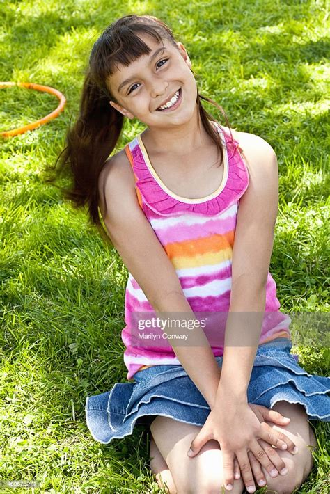 Preteen Girl Portrait At Park Stock Foto Getty Images