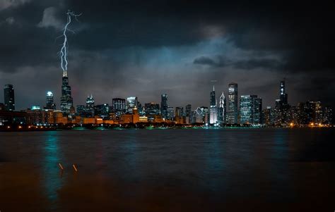 Lightning Strikes A Skyscraper In Chicago Chicago Cityscape Chicago