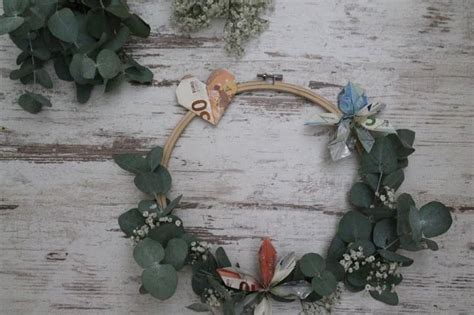Gehäkelter blumenkranz ♡ frühlingskranz gehäkelt. DIY Blumenkranz als Geldgeschenk | Blumenkranz, Geschenke ...