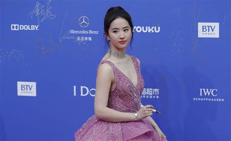 who is liu yifei chinese actress lands role in live action mulan
