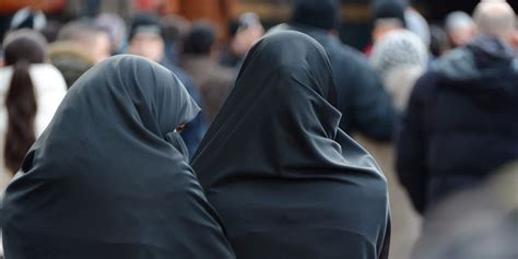 Aux Pays Bas La Burqa Et Le Niqab Bannis De Certains Lieux