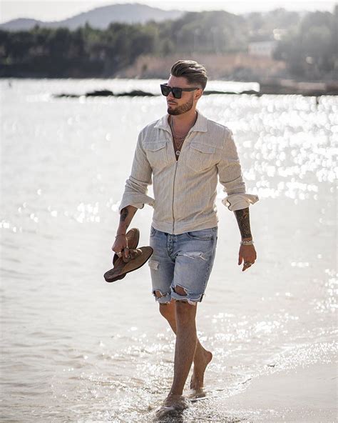 Lässiges Sommeroutfit für Männer mit Jeans Shorts und Hemd