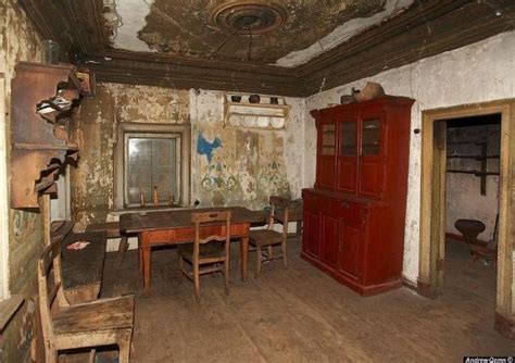 Wnętrze opuszczonego domu ukrytego głęboko w rosyjskiej tundrze który