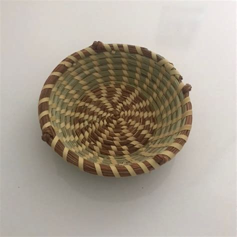 Small Charleston Sweetgrass Basket With Pine Knot Accents Etsy