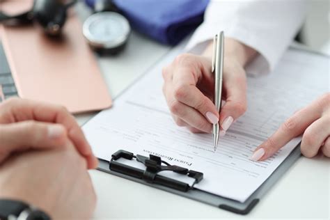 Doctor Llenando El Historial Médico De Los Pacientes En La Clínica