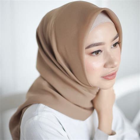 Umumnya kain chinos yang lebih halus serta khaki jahitan lebih terasa apabila diraba. Info Terbaru Contoh Jilbab Warna Khaki | Ideku Unik