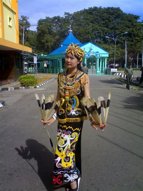 Gambar Kebudayaan Suku Dayak Kalimantan Timur Kostum Tari Masyarakat Gambar Baju Di Rebanas