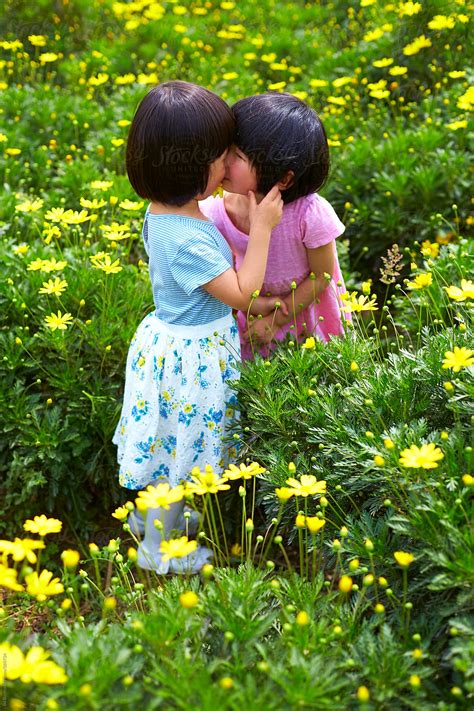 Two Happy Little Asian Girls In The Spring Field Del Colaborador De