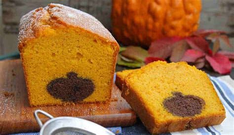 Corta la rodaja de calabaza por la mitad, pélala y córtala. Pastel de calabaza con bizcocho de chocolate - Recetas de ...