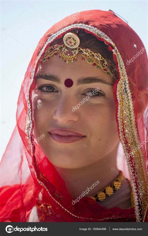Woman in Jaisalmer | Rajasthani dress, Indian girls, India ...