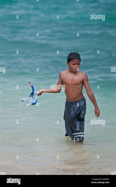 Ein Filipino junge zu Fuß aus dem Wasser und an den Strand nach dem