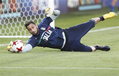 This allowed donnarumma to make his serie b debut on 21 may 2011, in a home game against albinoleffe ; Donnarumma, lacrime rossonere in Polonia: clamoroso sfogo ...
