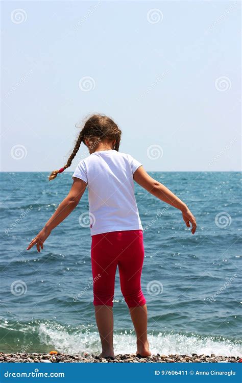 Bambina Che Gioca Sulla Spiaggia Immagine Stock Immagine Di Cappello Esterno