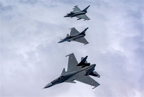 Imagens Typhoons Da Raf Visitam A Índia E Treinam Com Su 30mki E