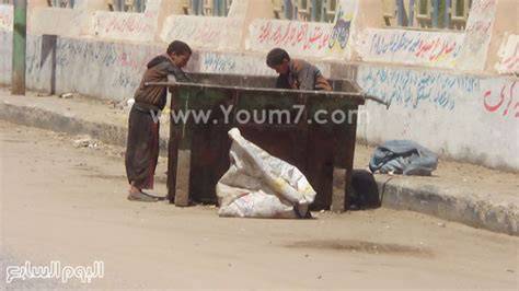بالصور أطفال فى المنيا يبحثون عن لقمة العيش داخل الزبالة حكايات من دفتر آلام صغار يشتكون