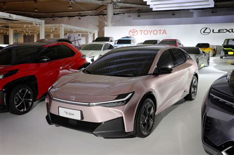 Adelanto Del Futuro Toyota Bz5 2025 La Berlina Eléctrica Rival Del