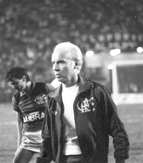 Durante a trajetória da bola na falta cobrada por pet, os olhos se enchem de lágrimas, a voz embarga e o velho lobo mostra os pelos do braço arrepiados. Relembre 10 momentos históricos da carreira esportiva de ...