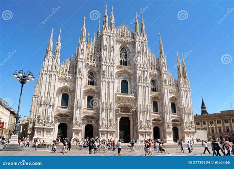 Milan Domkyrka Och Piazza Del Duomo I Italien Redaktionell
