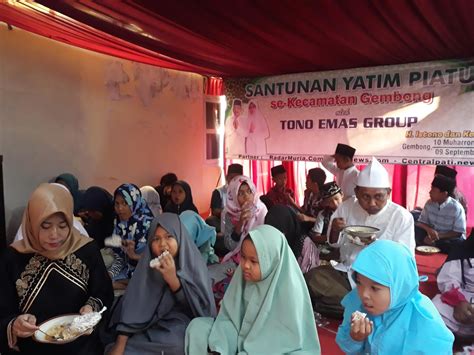 Paket sembako pertama diserahkan kepada anak yatim i putu edwin candranata septiawan, 4. 10 MUHARRAM - HARI RAYA ANAK YATIM - Radar Muria