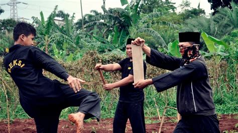 Peran alat pengiring ini sangatlah penting dalam pertunjukan topeng betawi, termasuk juga sebagai penanda beberapa bagian dari pertunjukannya. Mengenal 7 Tradisi Unik Ciri Khas Betawi