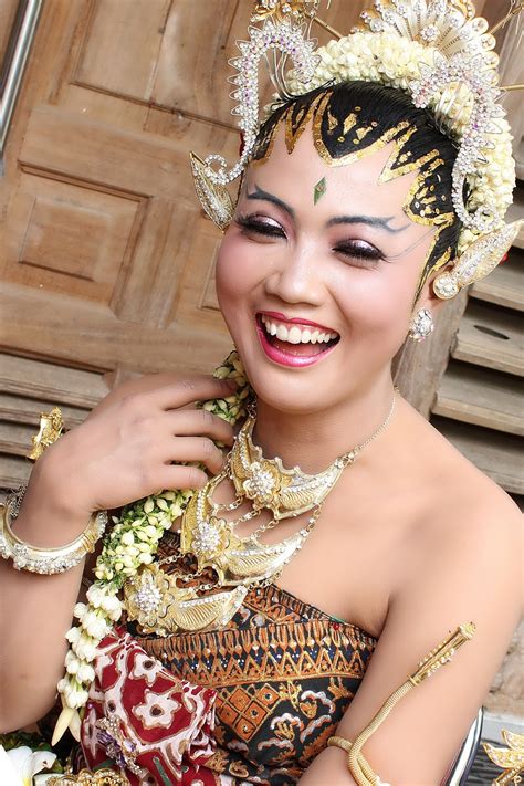Hantaran di dalam pengantin merupakan simbolisasi dari pihak pria sebagai bentuk tanggung jawab kepada pihak keluarga mempelai. Mahar Uang Dan Seserahan: 2015