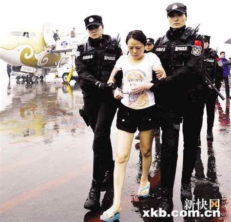 重庆女黑老大被抓获 其夫机场举牌自首 新闻中心 新浪网