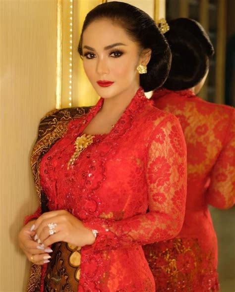 ling kebaya merah