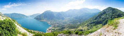Een luchtfoto van rock crags en blauwe hemel in de buurt van het bos. Montenegro - Reisetipps & Informationen | Berge & Meer