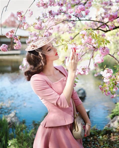 13 Cherry Blossom Photo Ideas For Romantic Photoshoot