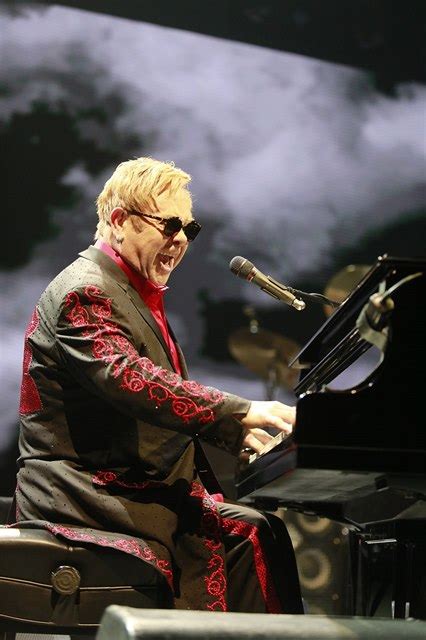 Žádné Drogy Ani Sex Elton John Si Stěžuje Na Ruskou Cenzuru životopisného Filmu Kultura