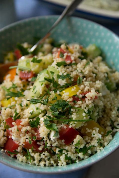Fruchtfleisch aus der schale lösen und klein schneiden. Vegetarischer Couscous Salat mit Zitronen Joghurt Dressing ...