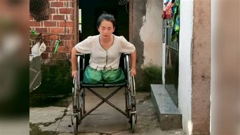 amputee lady pulling her wheelchair hard dak amputee girl amputada youtube