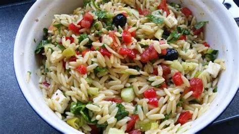 Griechischer Kritharáki Nudelsalat mit Feta Oliven und Rucola