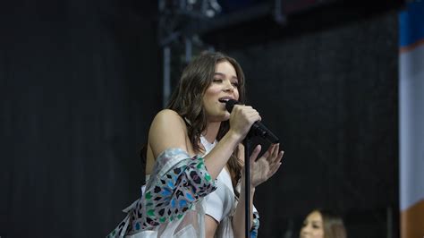 Hailee Steinfeld Sings ‘most Girls Live On The Today Plaza