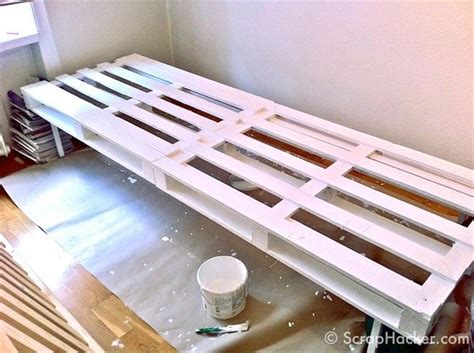 Wenn sie keine lust selber ein podestbett zu bauen haben, können sie sich eins von den möbelgeschäften kaufen. Schicke und unübliche Bettrahmen-Ideen (auch zum selber ...