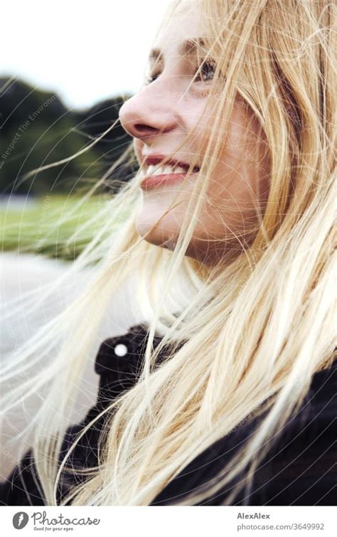 seitliches portrait einer jungen blonden lächelnden frau ein lizenzfreies stock foto von